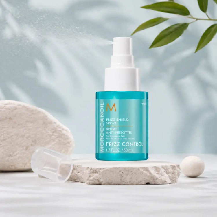 moroccanoil-frizz-control-shield-spray-do-wlosow-chroniacy-przed-wilgocia-50ml.webp